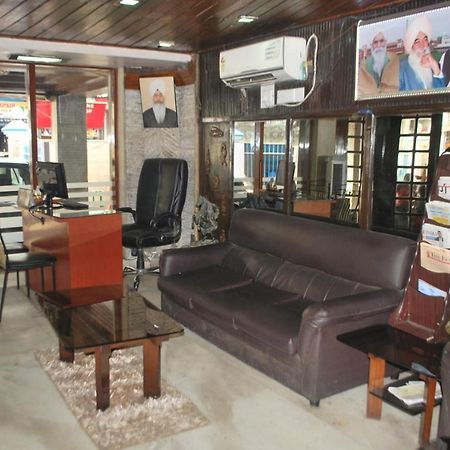 Hotel Heera International Колката Екстериор снимка