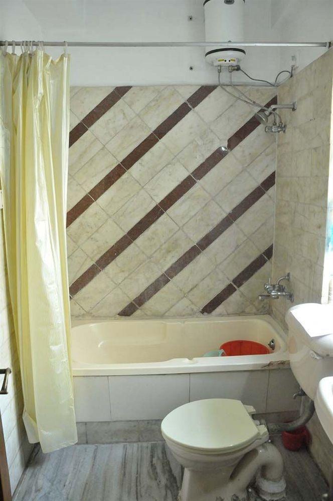 Hotel Heera International Колката Екстериор снимка