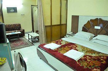 Hotel Heera International Колката Екстериор снимка