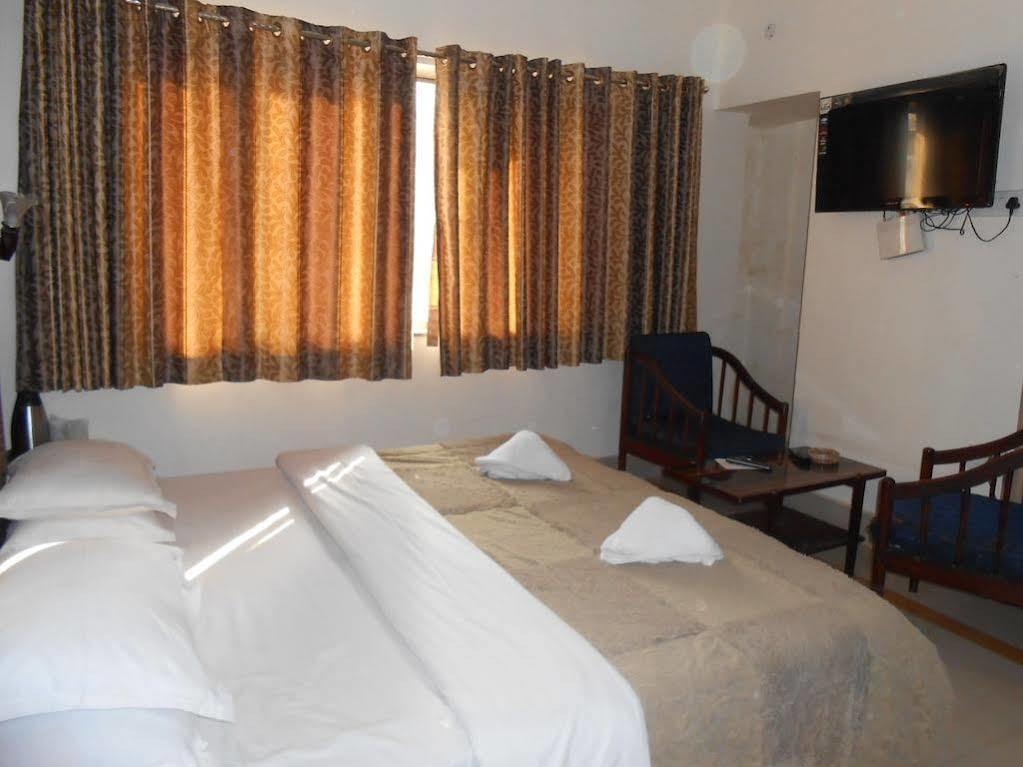 Hotel Heera International Колката Екстериор снимка