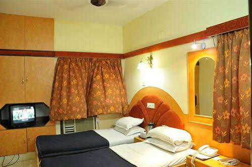 Hotel Heera International Колката Екстериор снимка