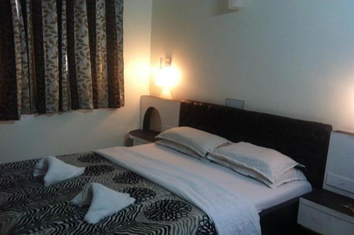 Hotel Heera International Колката Екстериор снимка