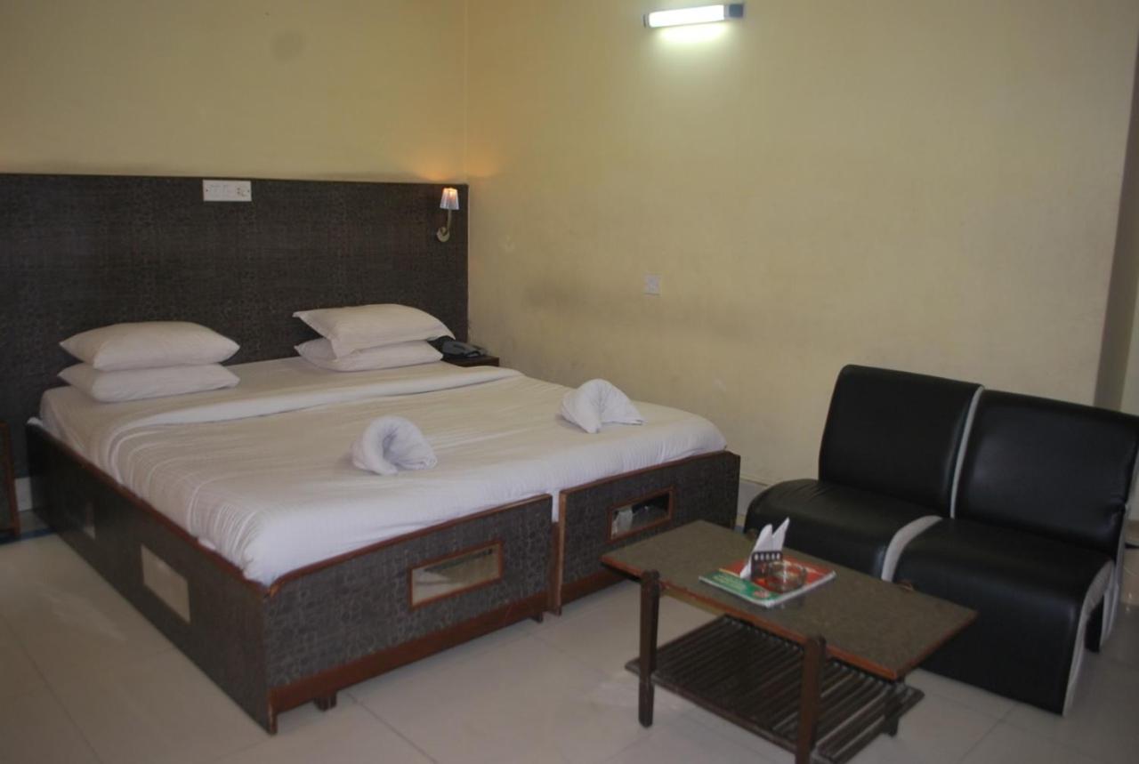 Hotel Heera International Колката Екстериор снимка