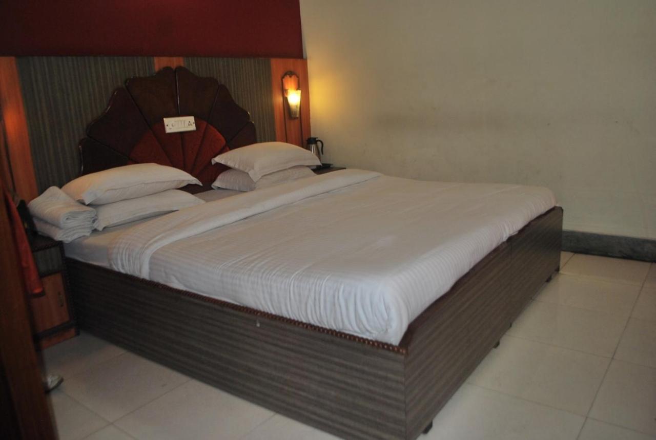 Hotel Heera International Колката Екстериор снимка